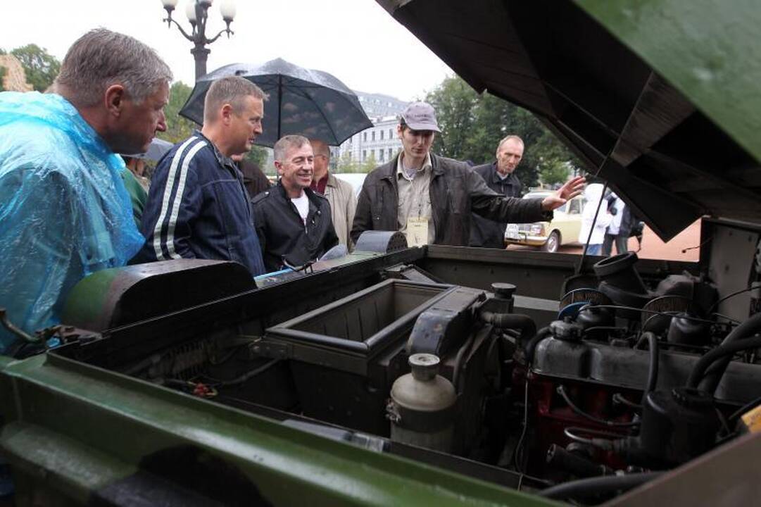 Lukiškių aikštėje vyko senovinių automobilių paroda 