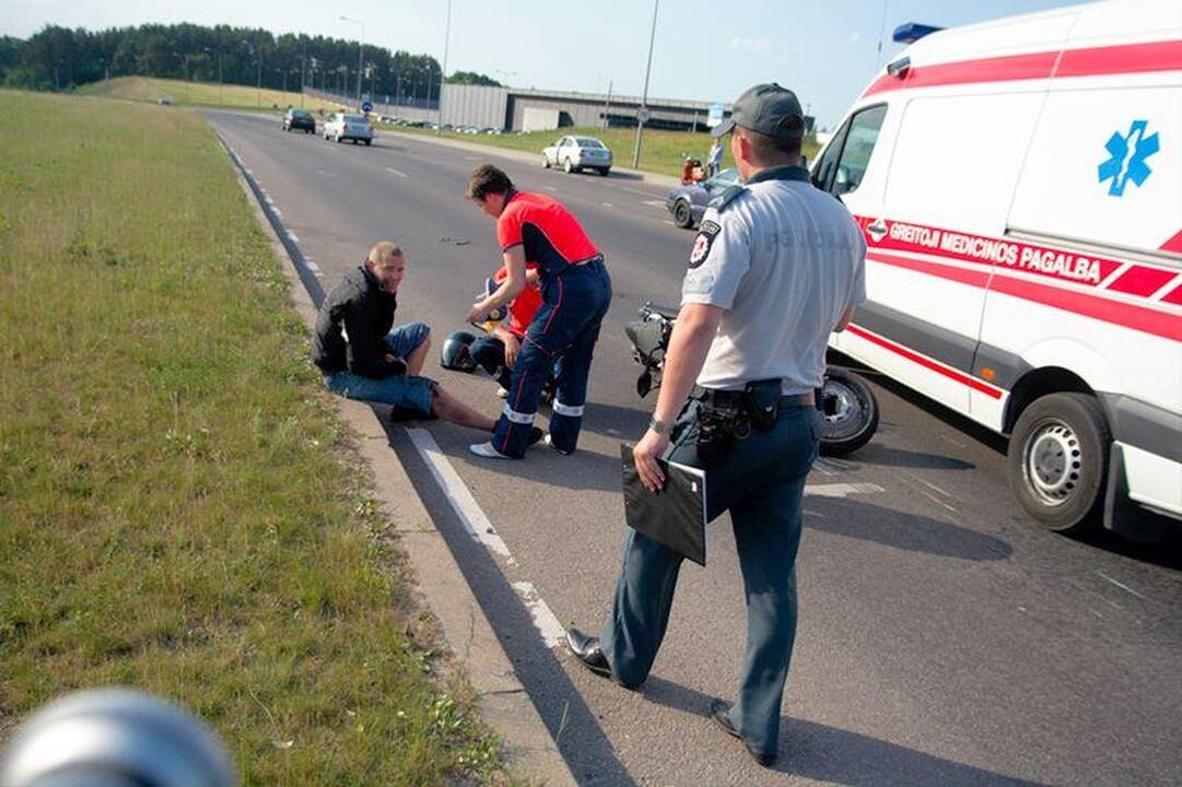 Motociklininkas pėsčiųjų perėjoje partrenkė dviratininką
