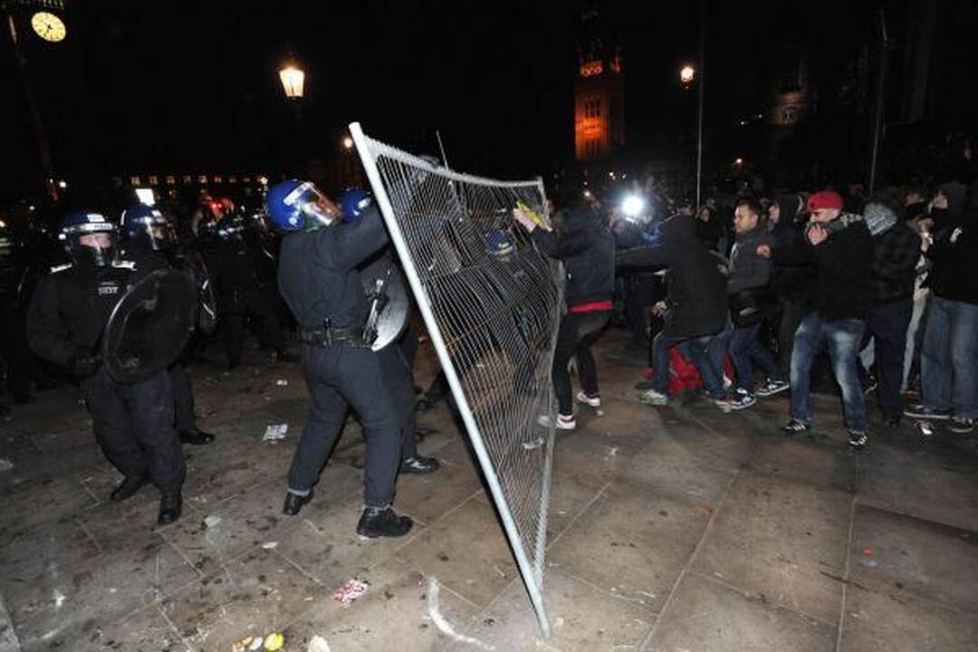 Britanijoje protestuojantys demonstrantai užpuolė princo Charleso automobilį