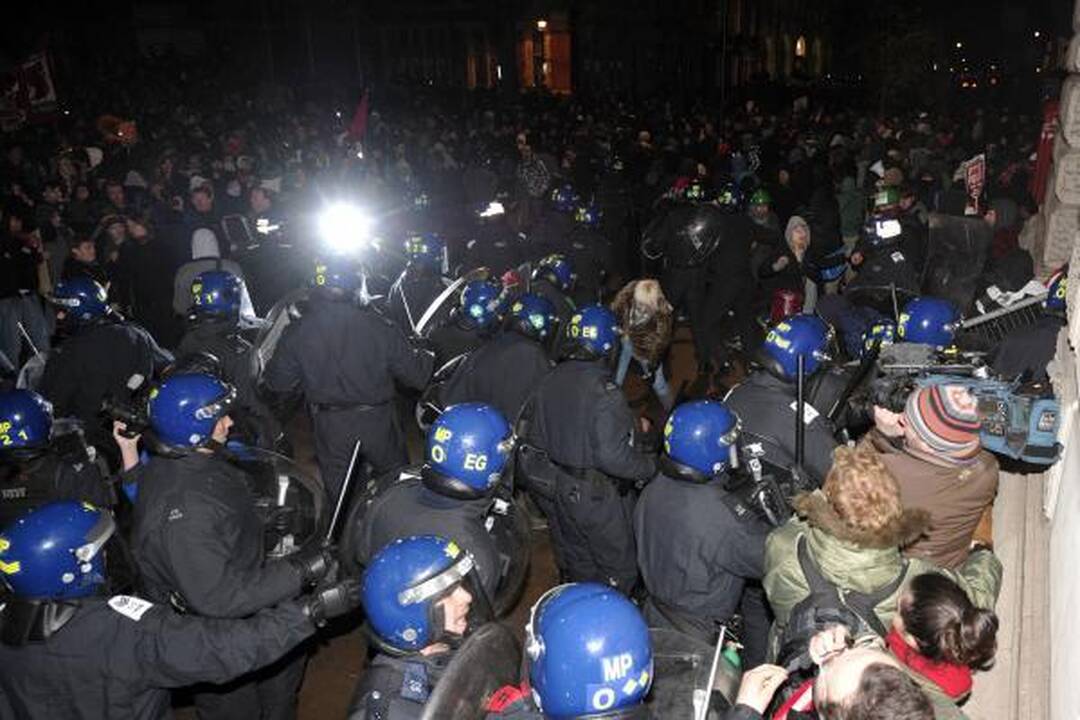 Britanijoje protestuojantys demonstrantai užpuolė princo Charleso automobilį