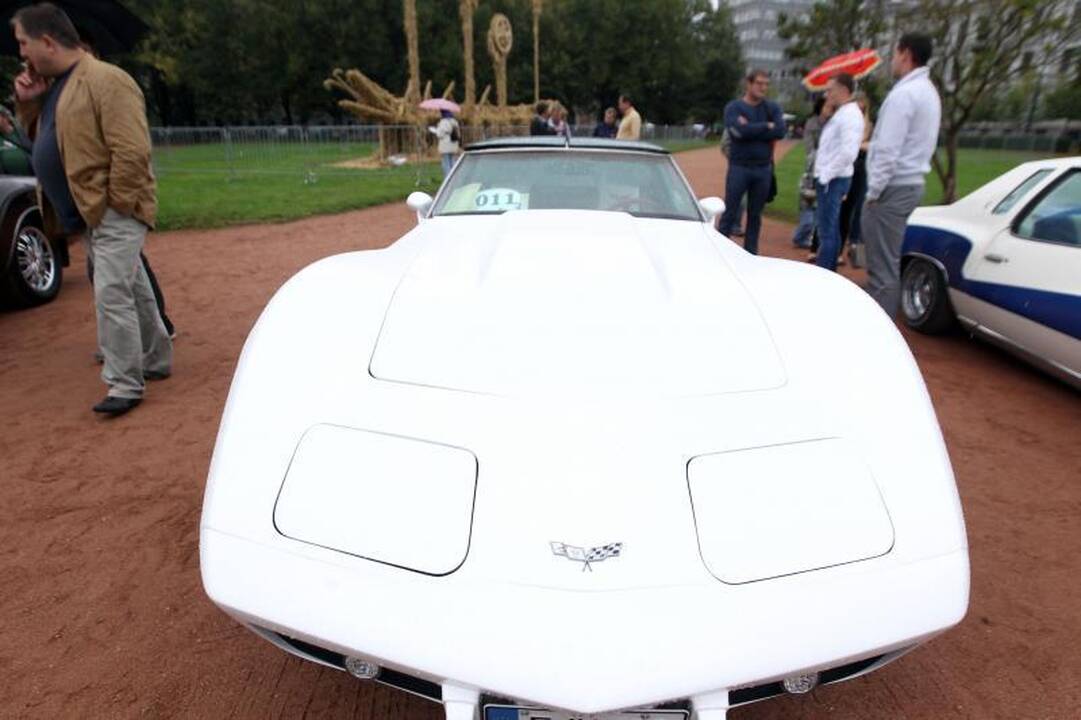 Lukiškių aikštėje vyko senovinių automobilių paroda 