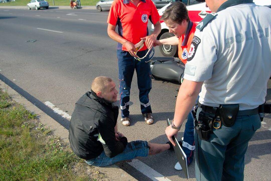 Motociklininkas pėsčiųjų perėjoje partrenkė dviratininką