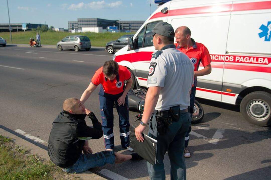 Motociklininkas pėsčiųjų perėjoje partrenkė dviratininką