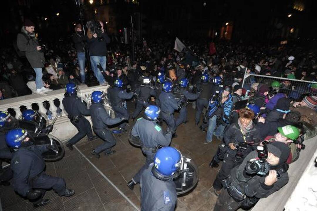 Britanijoje protestuojantys demonstrantai užpuolė princo Charleso automobilį