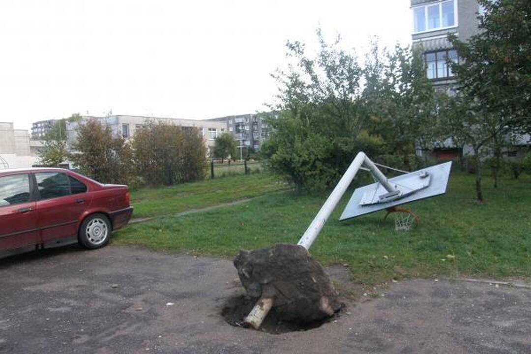Dėl automobilių stovėjimo aikštelės nugriovė krepšinio stovą