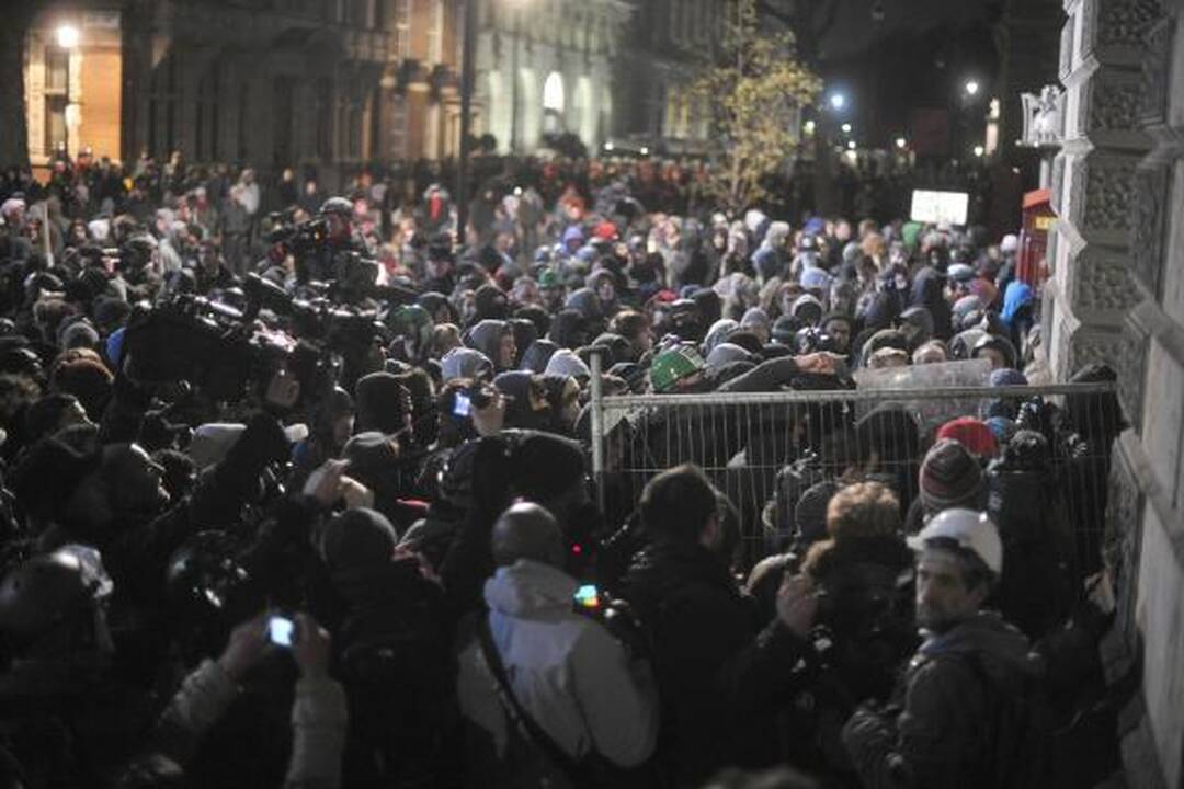Britanijoje protestuojantys demonstrantai užpuolė princo Charleso automobilį