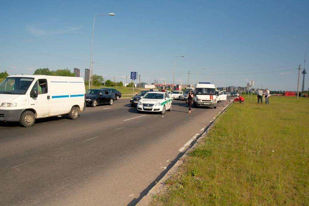 Motociklininkas pėsčiųjų perėjoje partrenkė dviratininką