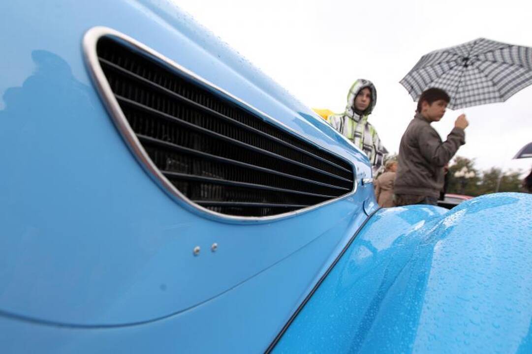 Lukiškių aikštėje vyko senovinių automobilių paroda 