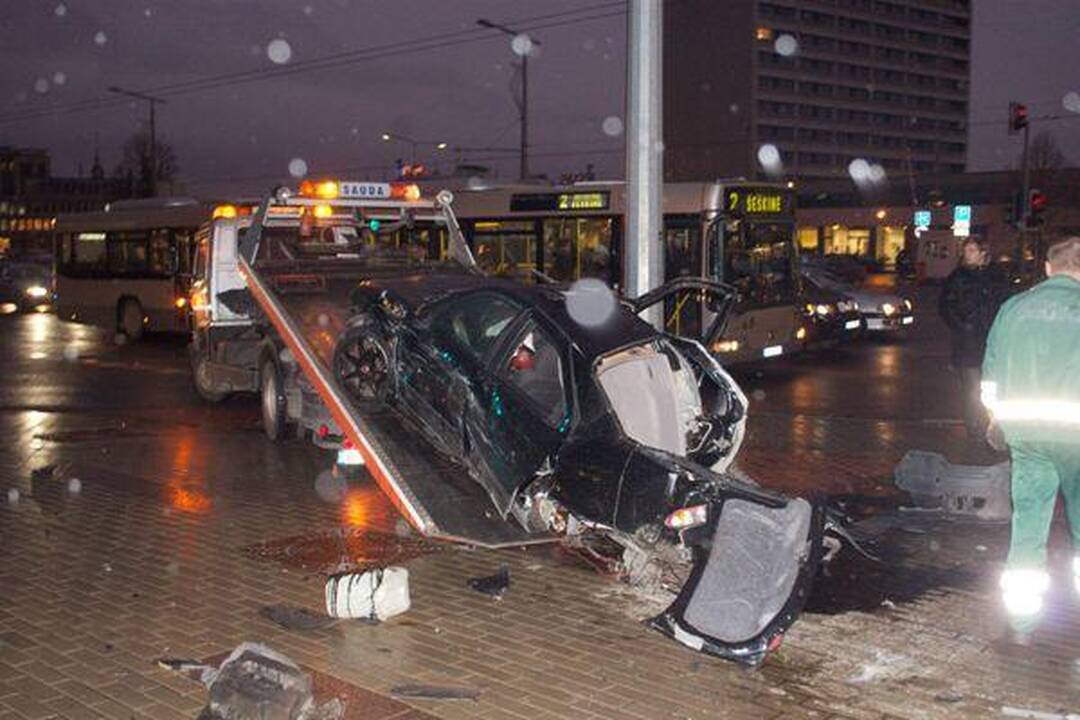 Per avariją Konstitucijos pr. automobilis „Alfa Romeo“ lūžo per pusę