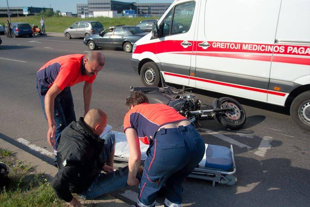 Motociklininkas pėsčiųjų perėjoje partrenkė dviratininką