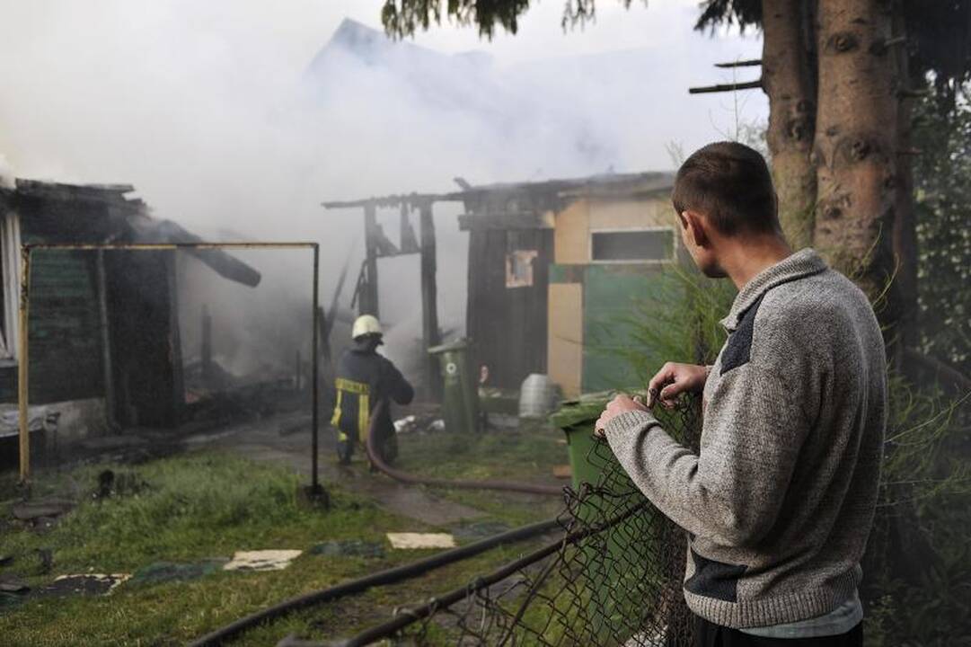 Sukrėtimas Žaliakalnyje: ugnis suniokojo tris namus