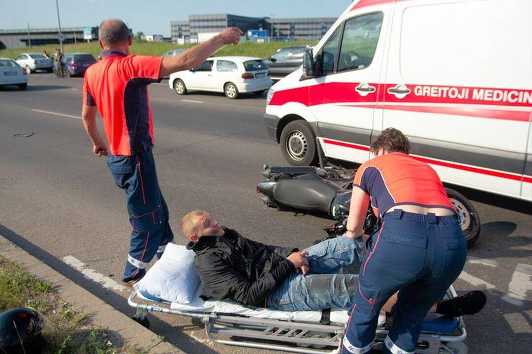 Motociklininkas pėsčiųjų perėjoje partrenkė dviratininką