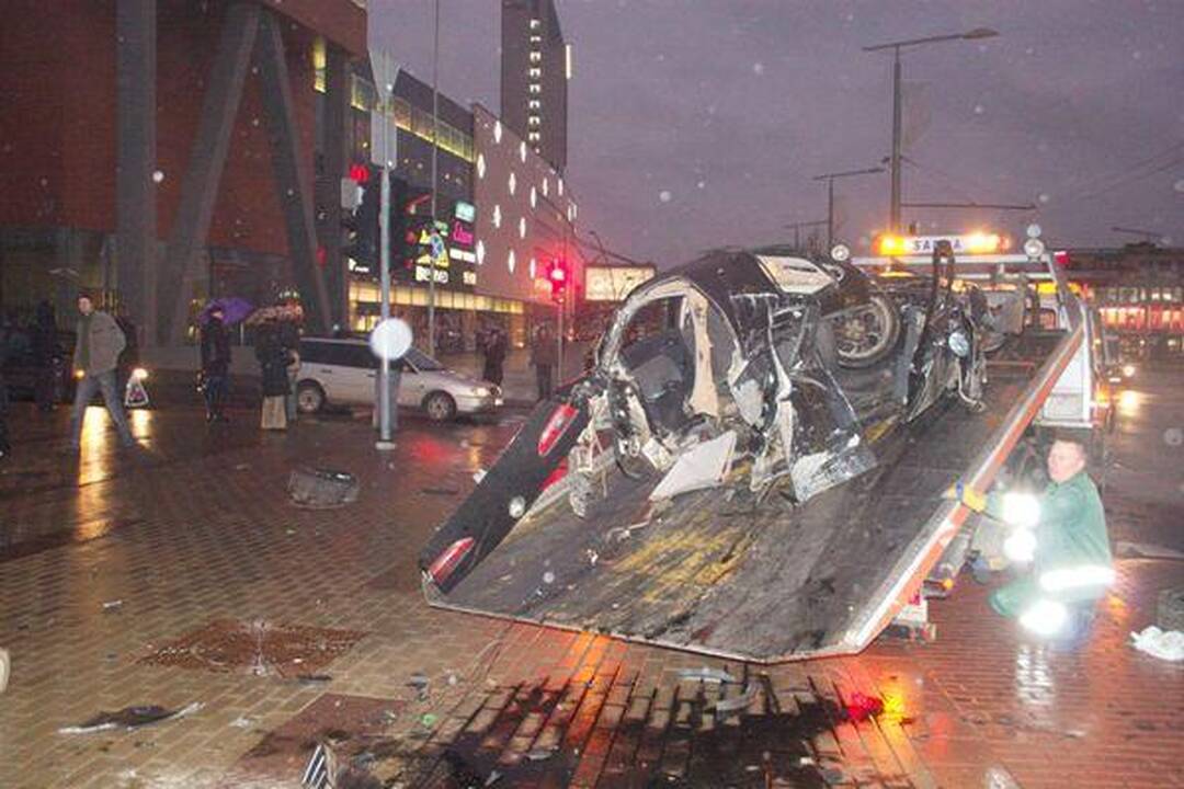 Per avariją Konstitucijos pr. automobilis „Alfa Romeo“ lūžo per pusę