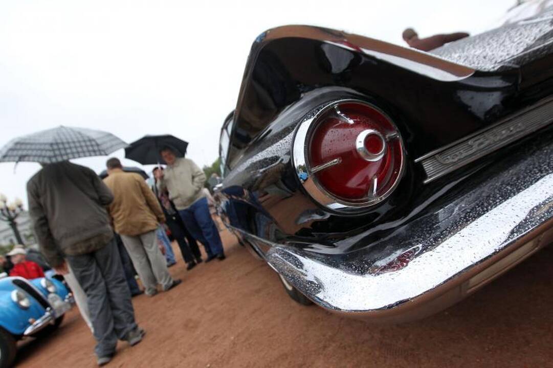 Lukiškių aikštėje vyko senovinių automobilių paroda 