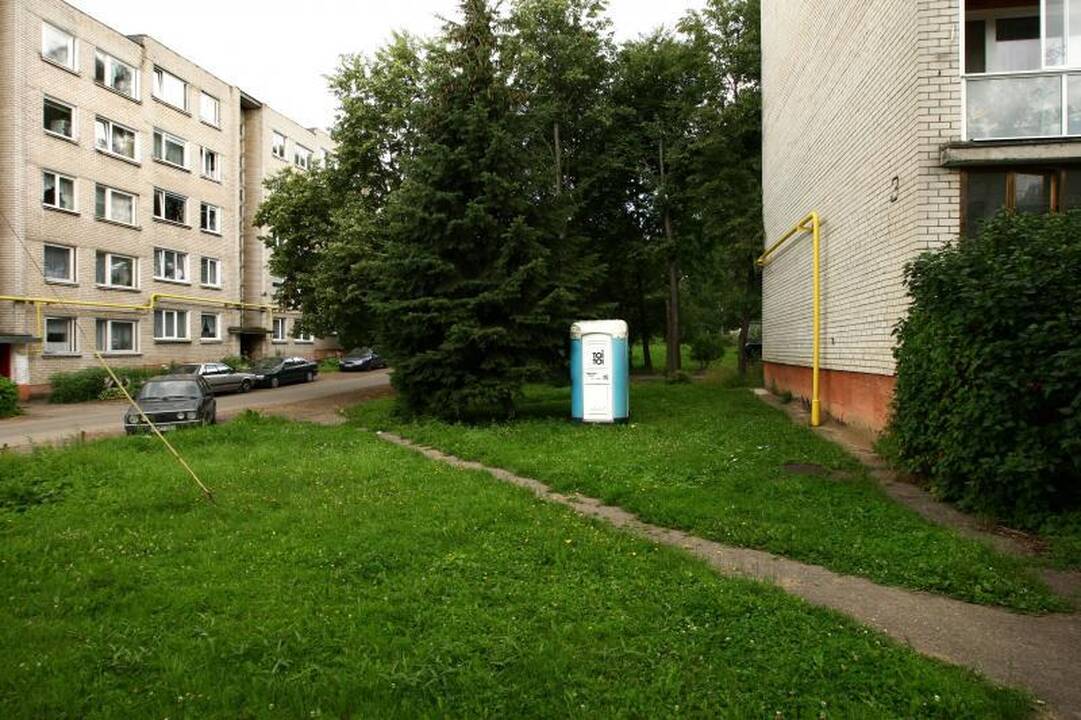 Nustebino po langais atsiradęs biotualetas