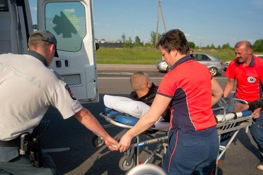 Motociklininkas pėsčiųjų perėjoje partrenkė dviratininką