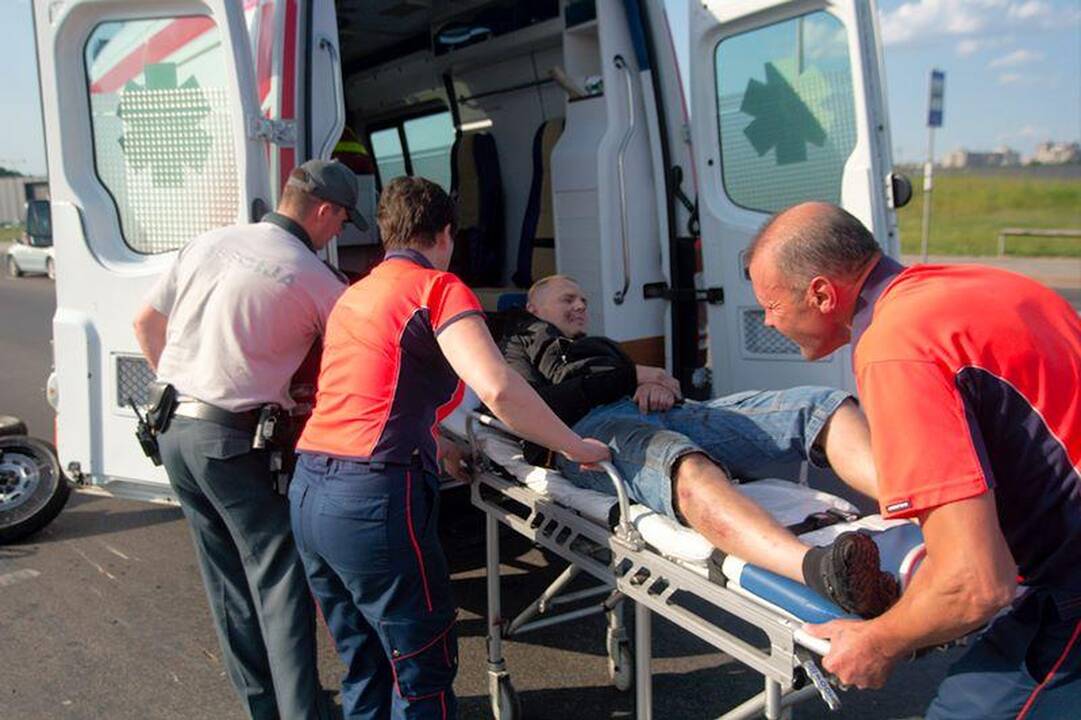 Motociklininkas pėsčiųjų perėjoje partrenkė dviratininką