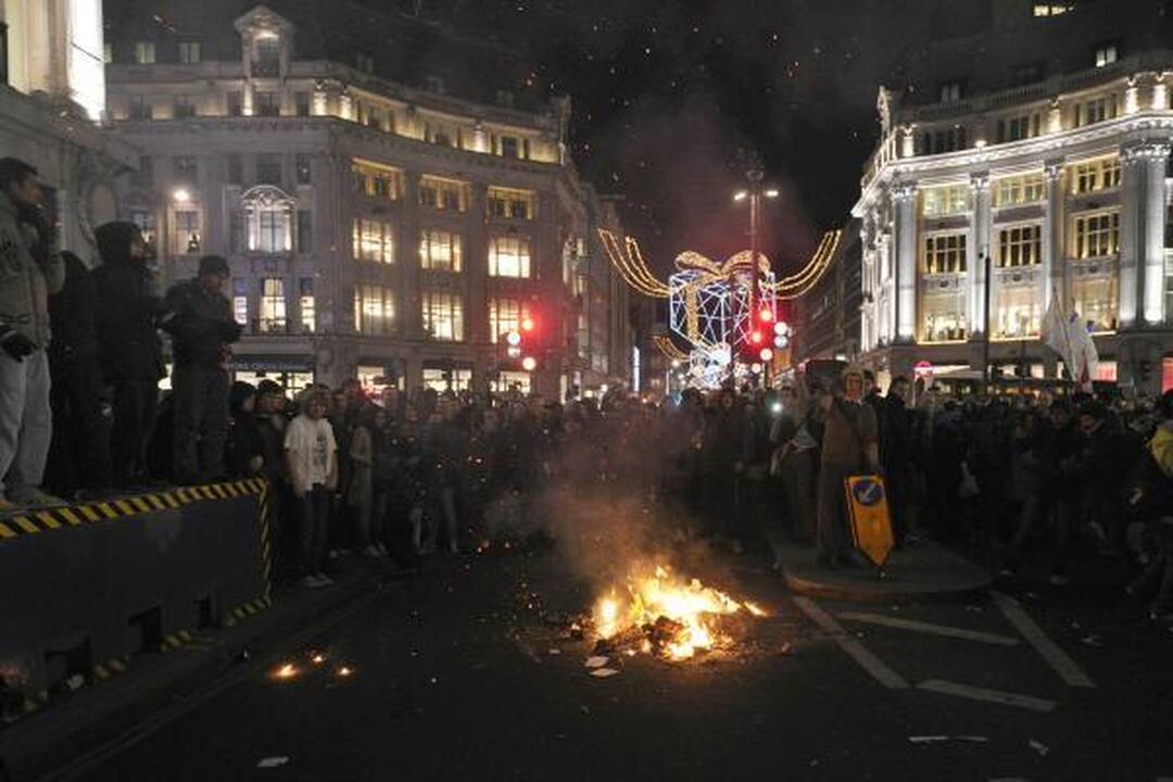 Britanijoje protestuojantys demonstrantai užpuolė princo Charleso automobilį