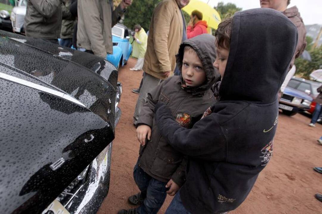 Lukiškių aikštėje vyko senovinių automobilių paroda 