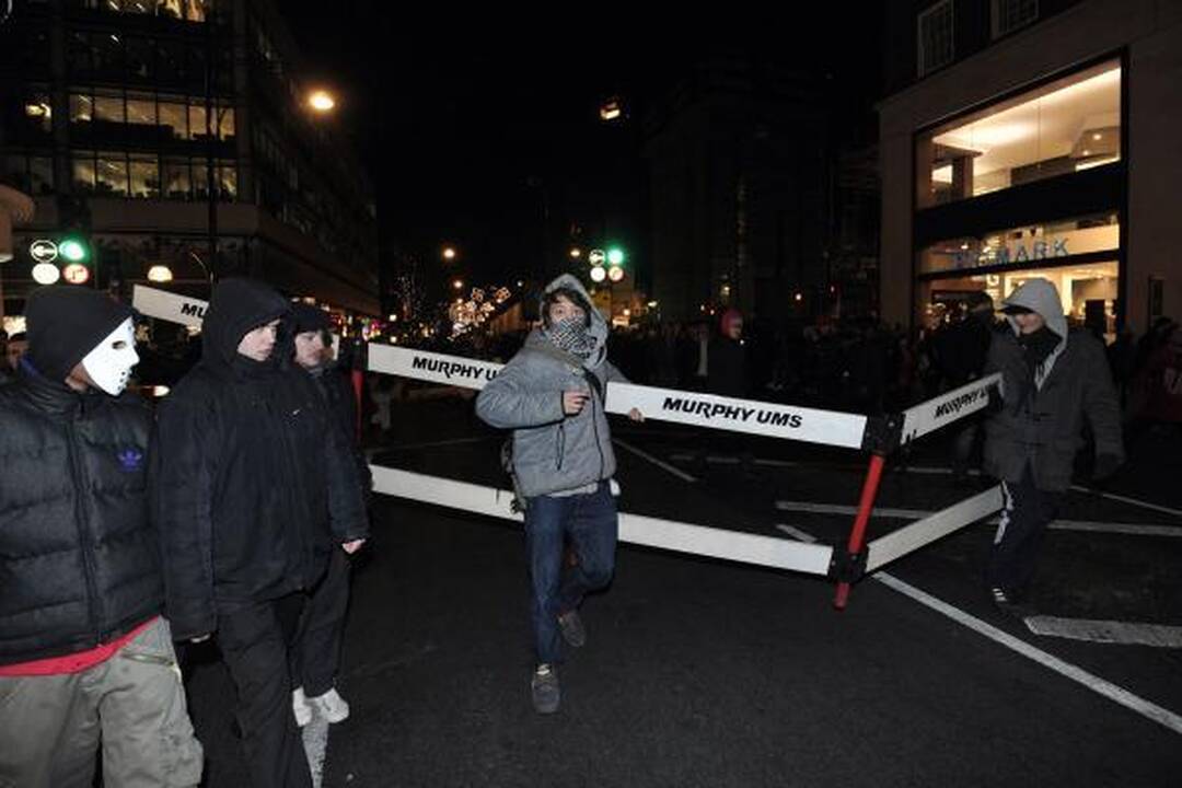 Britanijoje protestuojantys demonstrantai užpuolė princo Charleso automobilį