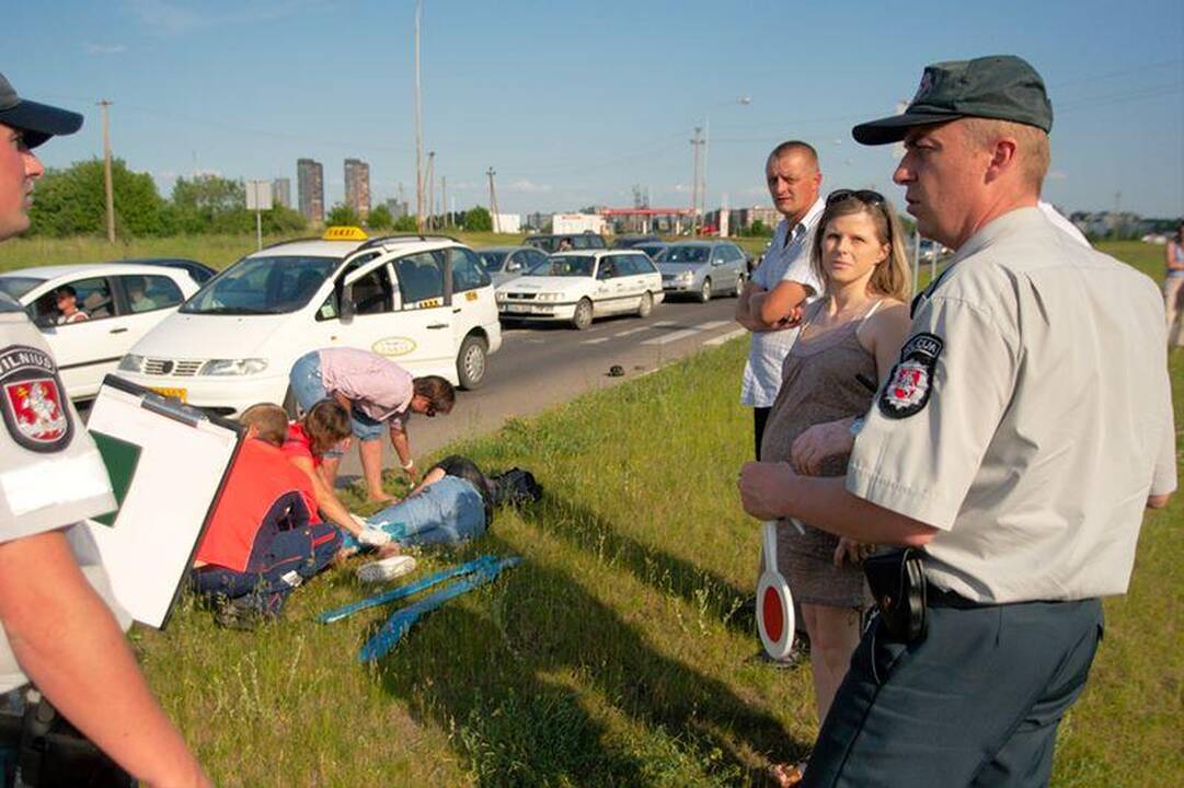 Motociklininkas pėsčiųjų perėjoje partrenkė dviratininką