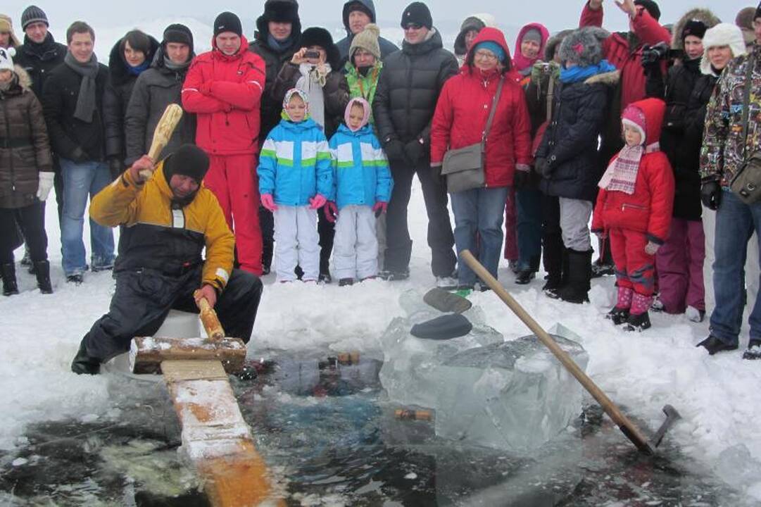 Neringoje žvejai stintas gaudė senoviškai