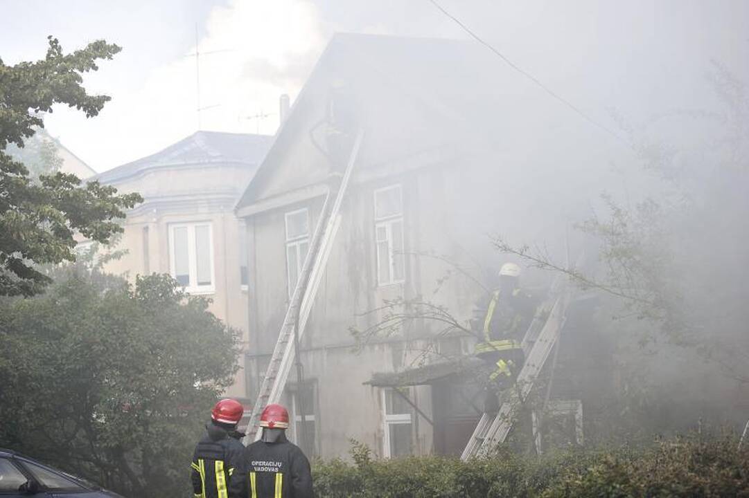 Sukrėtimas Žaliakalnyje: ugnis suniokojo tris namus