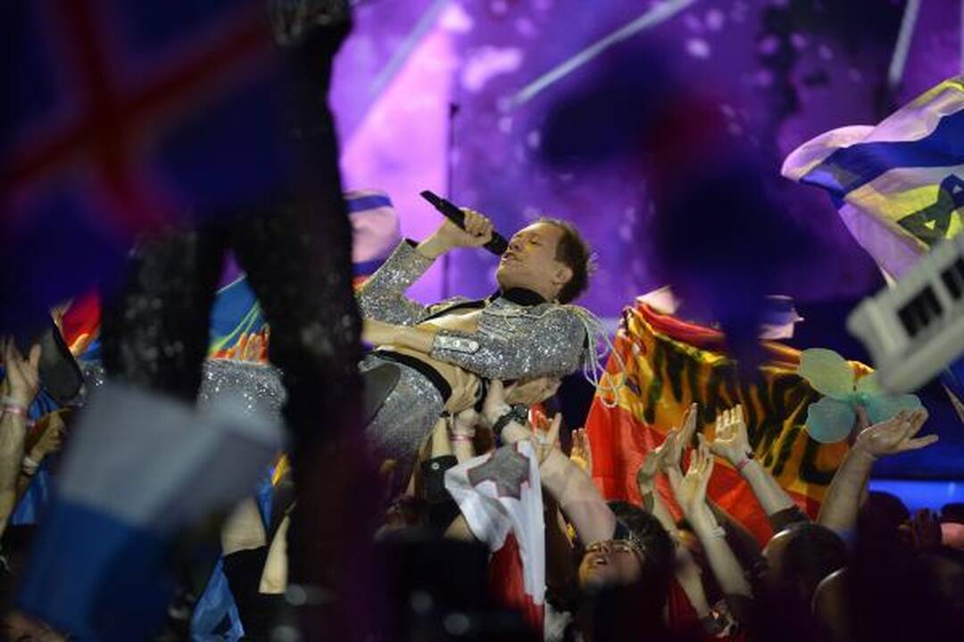 Šių metų „Eurovizijos“ akcentai – lesbiečių bučinys ir Graikijos krizė