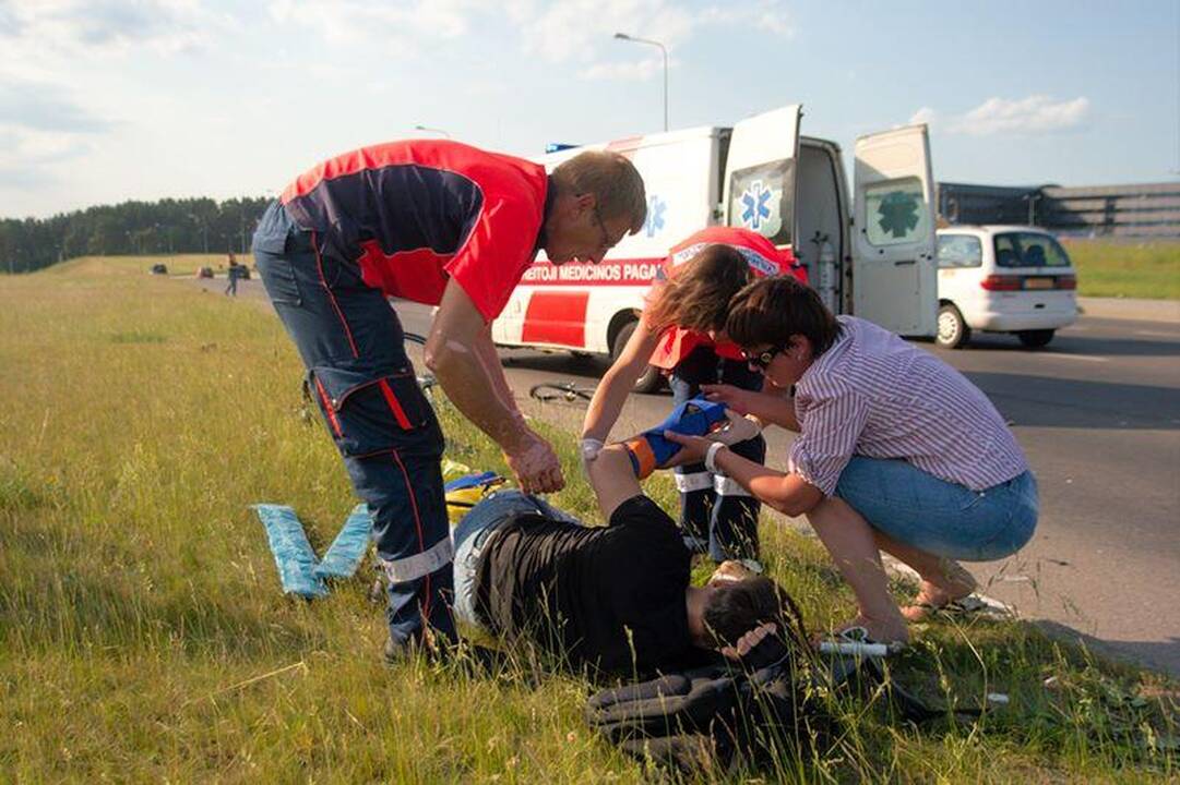 Motociklininkas pėsčiųjų perėjoje partrenkė dviratininką