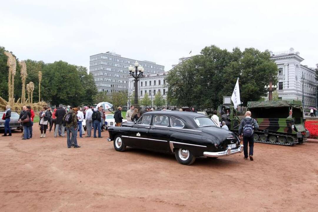 Lukiškių aikštėje vyko senovinių automobilių paroda 