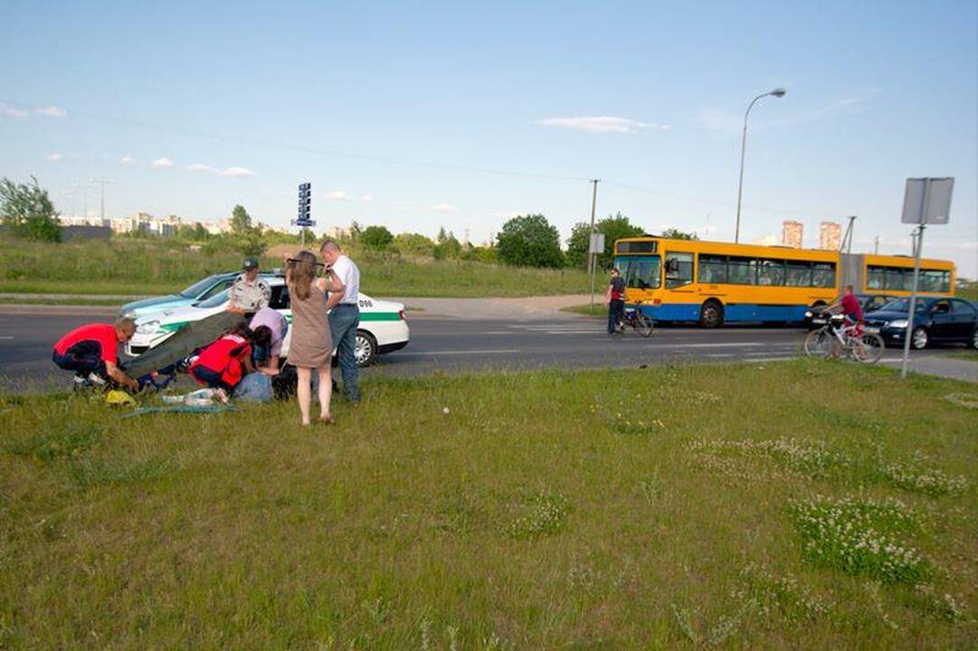 Motociklininkas pėsčiųjų perėjoje partrenkė dviratininką
