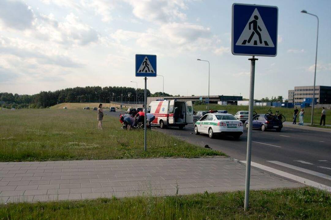 Motociklininkas pėsčiųjų perėjoje partrenkė dviratininką