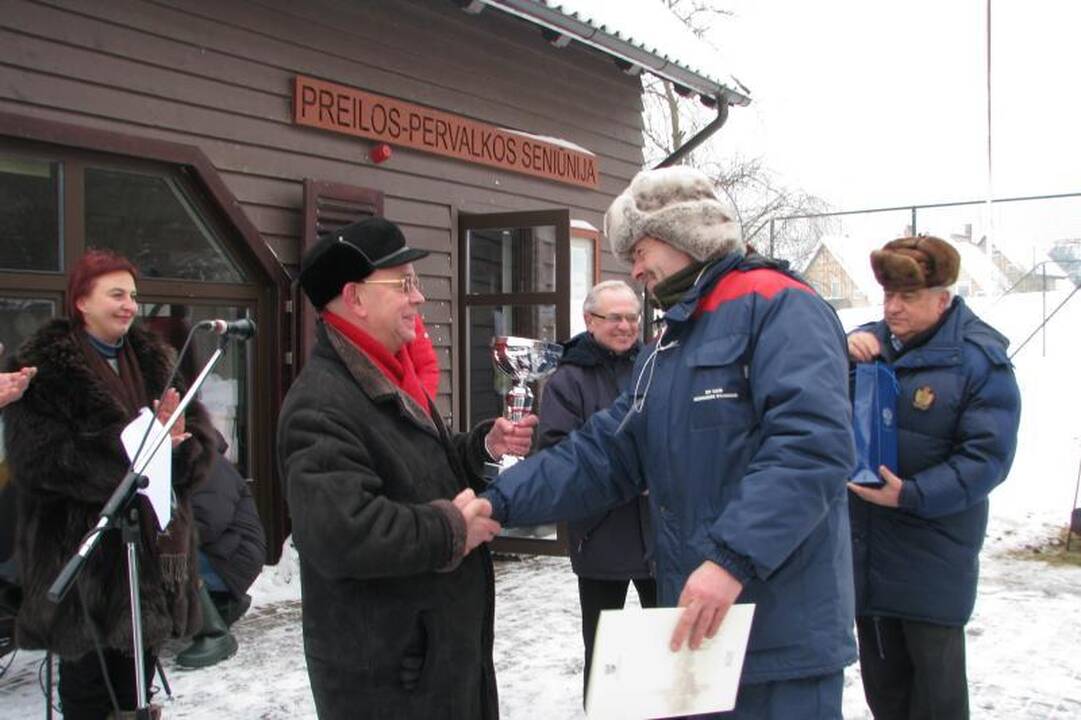 Neringoje žvejai stintas gaudė senoviškai
