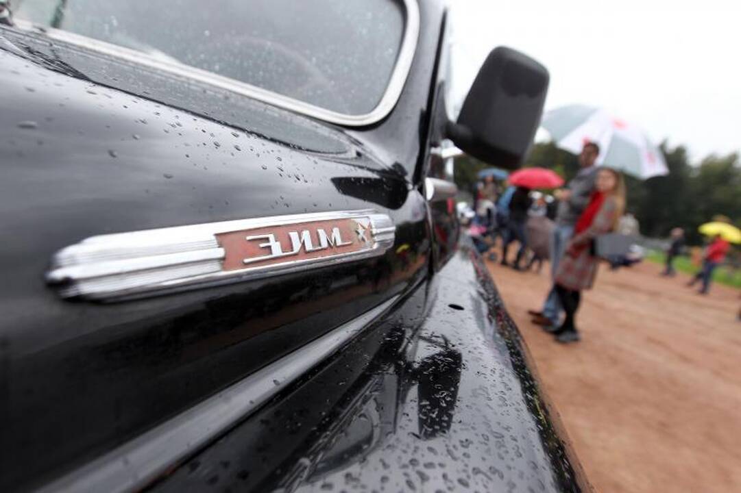 Lukiškių aikštėje vyko senovinių automobilių paroda 