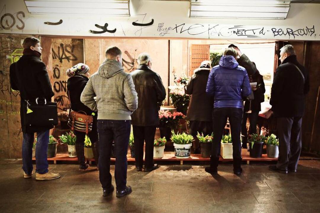 Meilės dieną Kaune – pustuštė Rotušė ir gėlių pirkimo bumas