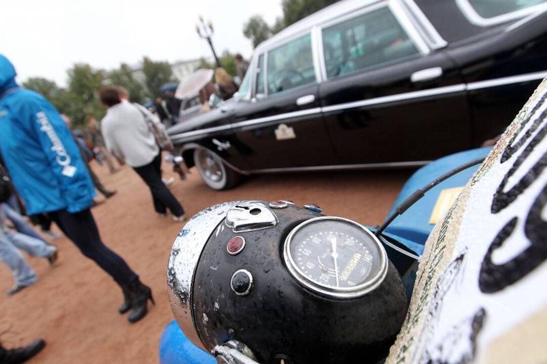 Lukiškių aikštėje vyko senovinių automobilių paroda 
