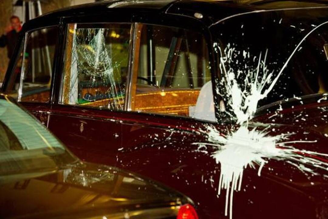 Britanijoje protestuojantys demonstrantai užpuolė princo Charleso automobilį