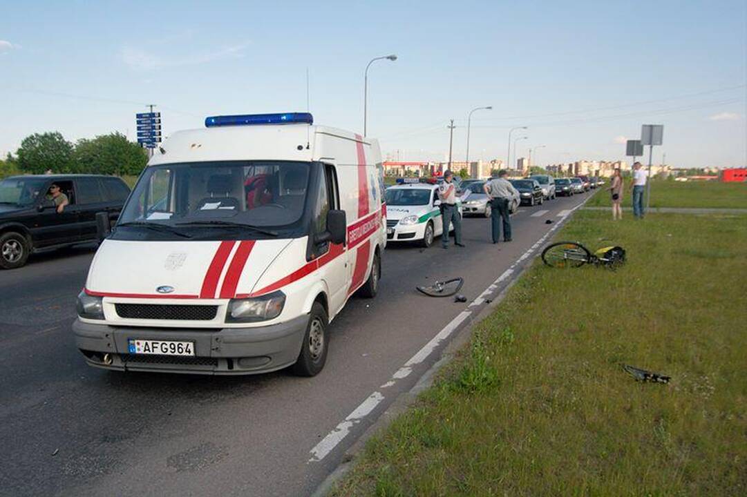 Motociklininkas pėsčiųjų perėjoje partrenkė dviratininką