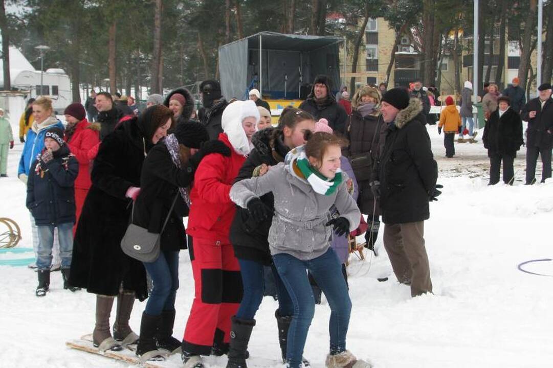 Neringoje žvejai stintas gaudė senoviškai