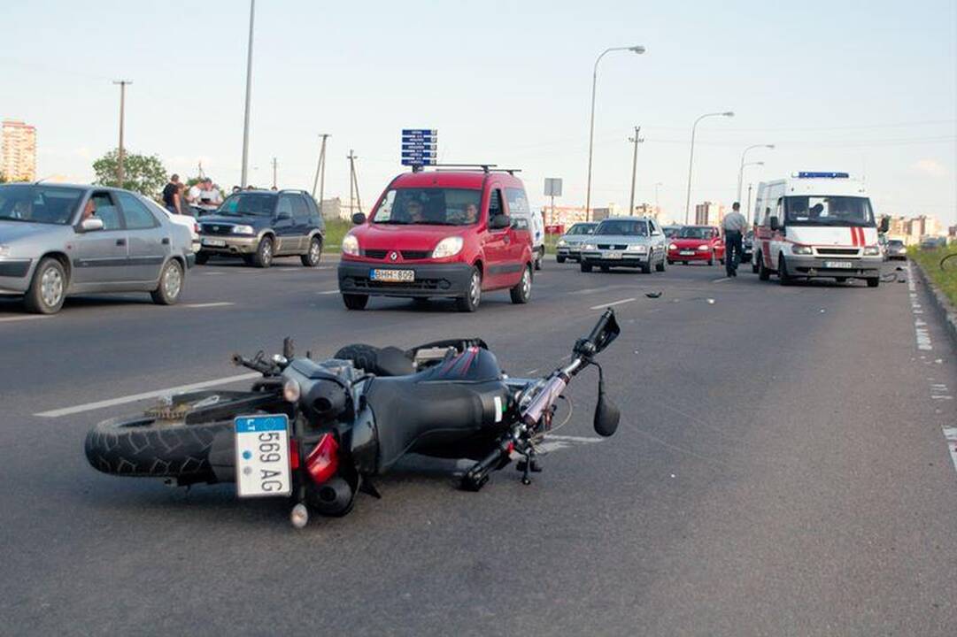 Motociklininkas pėsčiųjų perėjoje partrenkė dviratininką