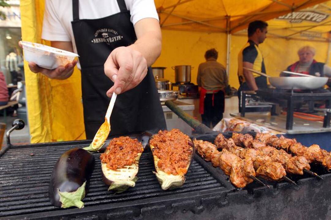 Tautų mugėje – sūriai, kailiai ir folklorinės tautų dainos