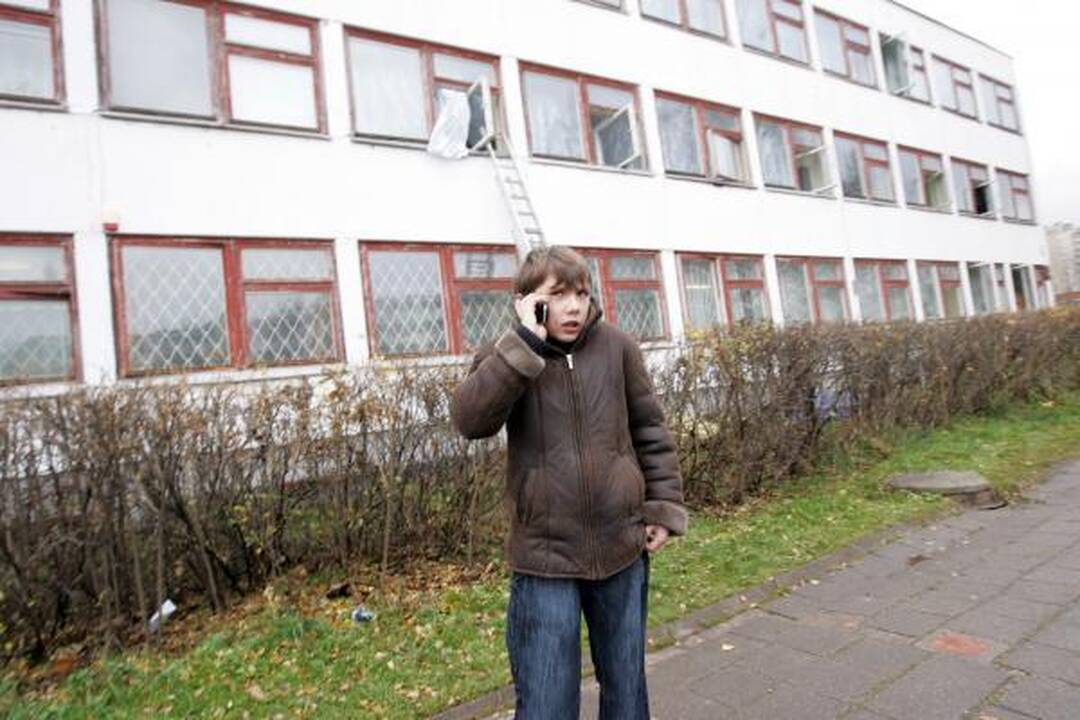 Sostinėje degė mokykla, vaikai lipo per langus (papildyta 11.54 val.)