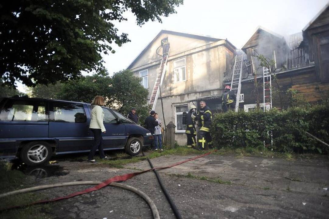Sukrėtimas Žaliakalnyje: ugnis suniokojo tris namus