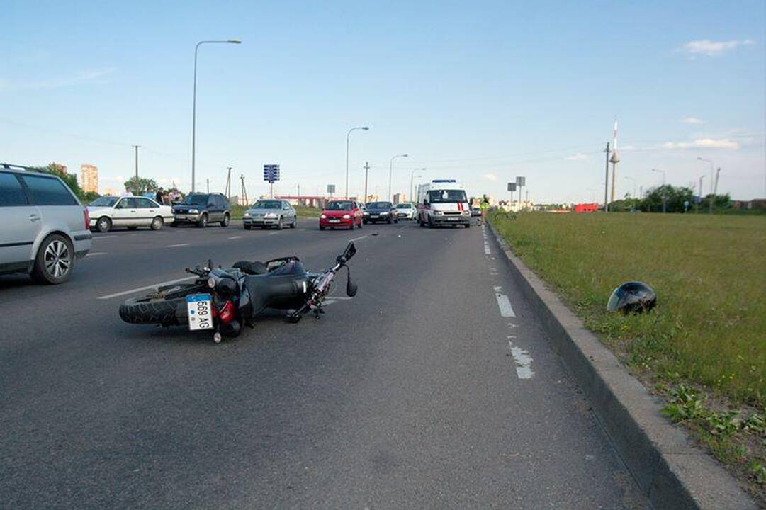 Motociklininkas pėsčiųjų perėjoje partrenkė dviratininką
