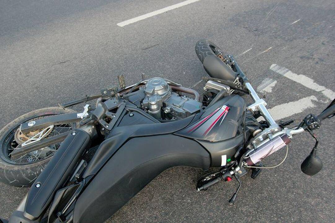 Motociklininkas pėsčiųjų perėjoje partrenkė dviratininką