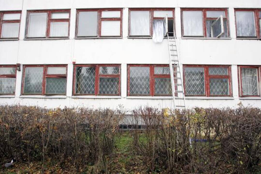 Sostinėje degė mokykla, vaikai lipo per langus (papildyta 11.54 val.)