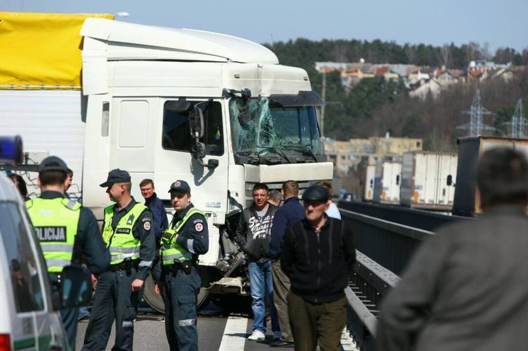 Ant Č.Radzinausko tilto susidūrė 3 vilkikai, kilo milžiniškos spūstys