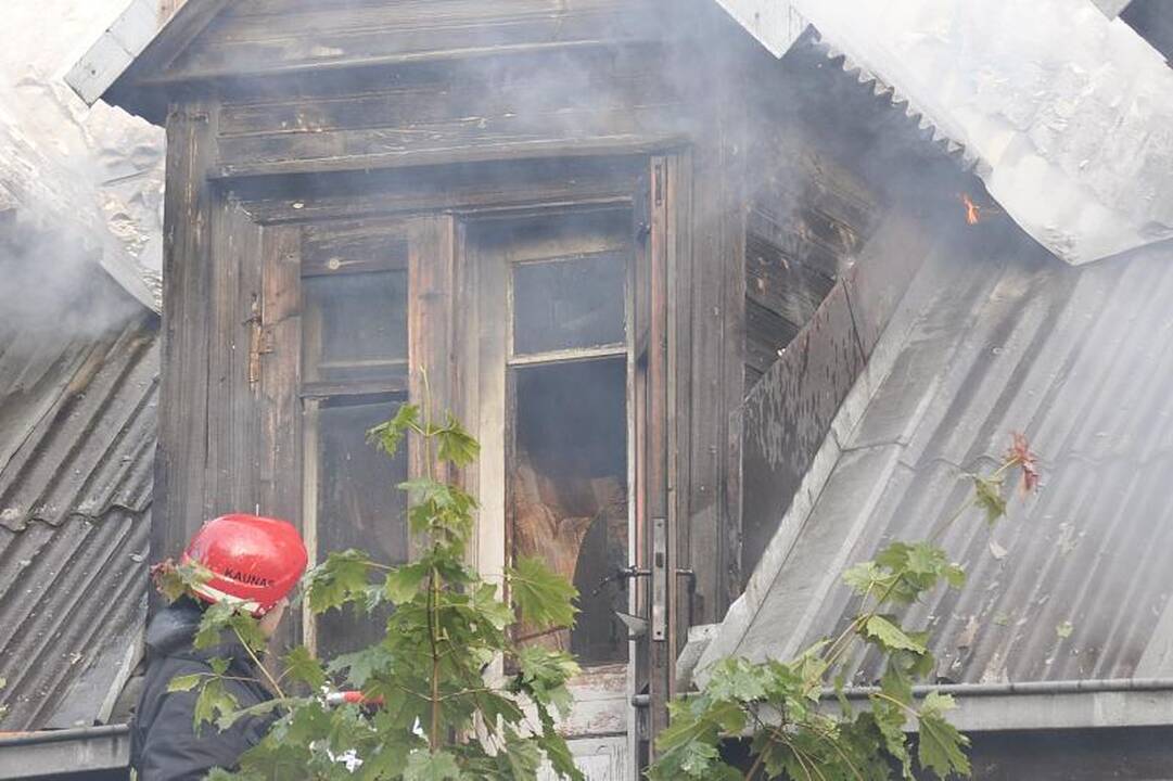 Sukrėtimas Žaliakalnyje: ugnis suniokojo tris namus