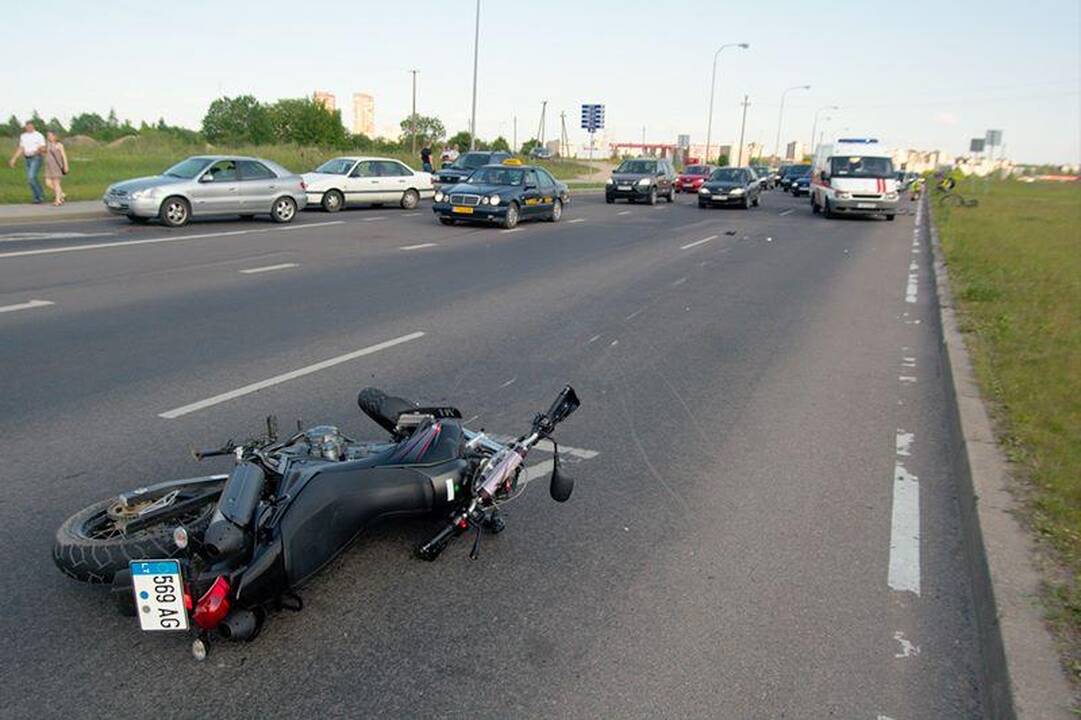 Motociklininkas pėsčiųjų perėjoje partrenkė dviratininką