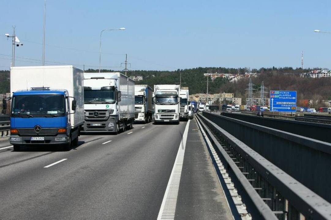 Ant Č.Radzinausko tilto susidūrė 3 vilkikai, kilo milžiniškos spūstys